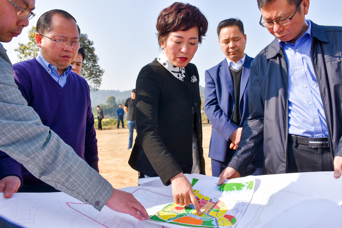 內(nèi)江市副市長(zhǎng)陳朗調(diào)研船石湖運(yùn)動(dòng)特色小鎮(zhèn)(圖2) 內(nèi)江市副市長(zhǎng)陳朗調(diào)研船石湖運(yùn)動(dòng)特色小鎮(zhèn)(圖2)