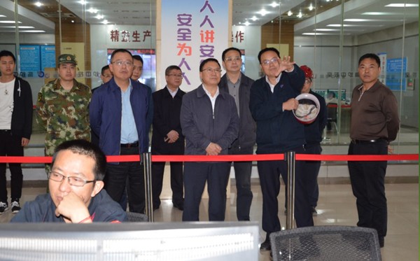 市政法委書記康駿蒞臨成渝釩鈦考察調(diào)研(圖1) 市政法委書記康駿蒞臨成渝釩鈦考察調(diào)研(圖1)