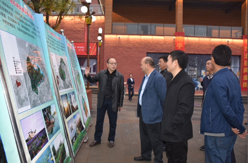 仁壽縣委書記秦彪一行到川威參觀考察(圖1) 仁壽縣委書記秦彪一行到川威參觀考察(圖1)