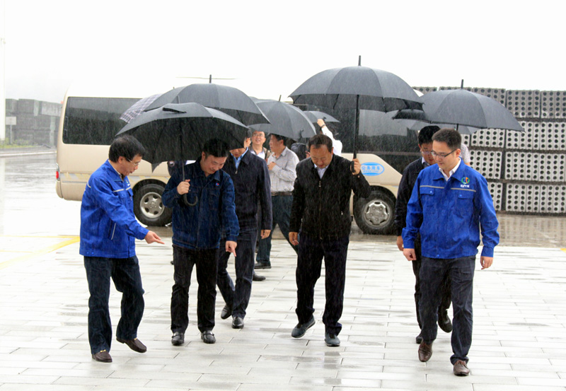 內(nèi)江市委書記馬波調(diào)研川威指出:堅(jiān)決支持川威(圖1) 內(nèi)江市委書記馬波調(diào)研川威指出:堅(jiān)決支持川威(圖1)