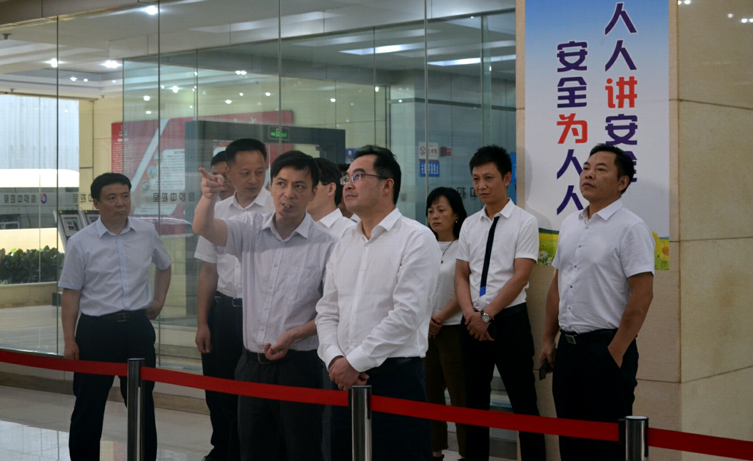 市委副書記牟錦毅一行蒞臨川威連界區(qū)域視察調(diào)研(圖2) 市委副書記牟錦毅一行蒞臨川威連界區(qū)域視察調(diào)研(圖2)