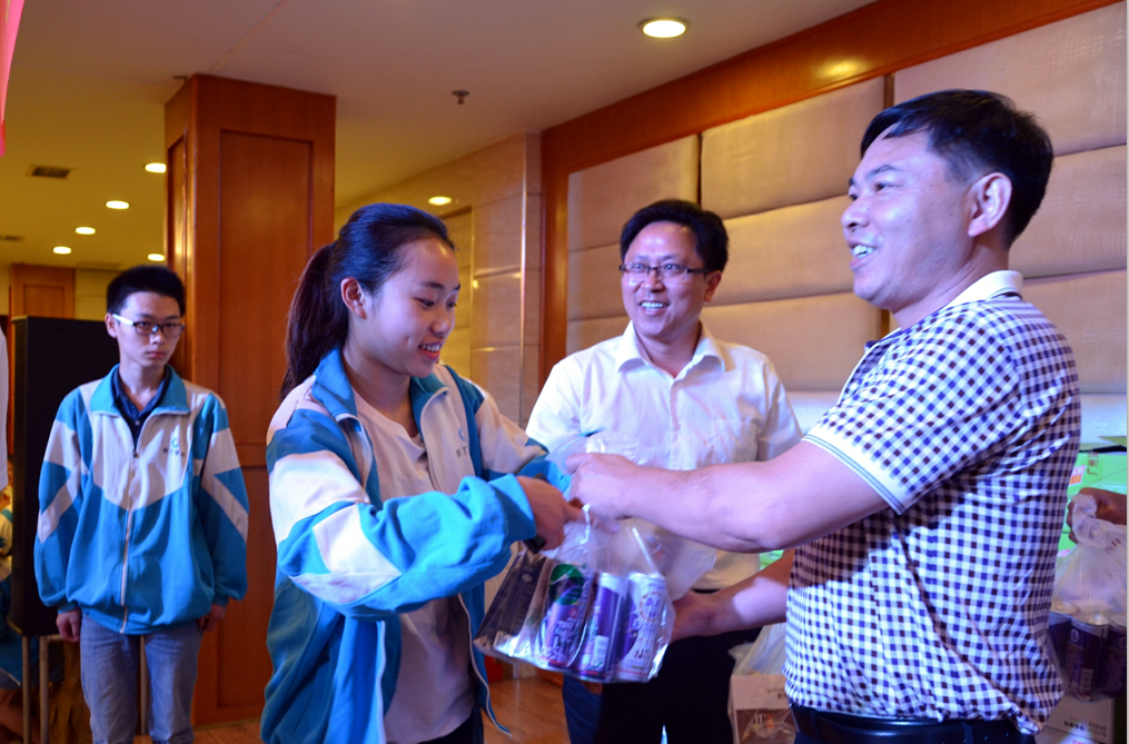 川威集團(tuán)慰問競力學(xué)校高考考生(圖2)