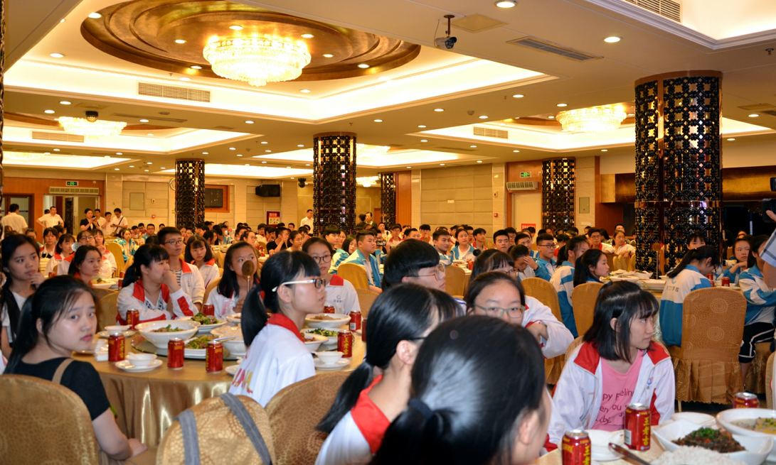 川威集團(tuán)慰問競力學(xué)校高考考生(圖1) 川威集團(tuán)慰問競力學(xué)校高考考生(圖1)