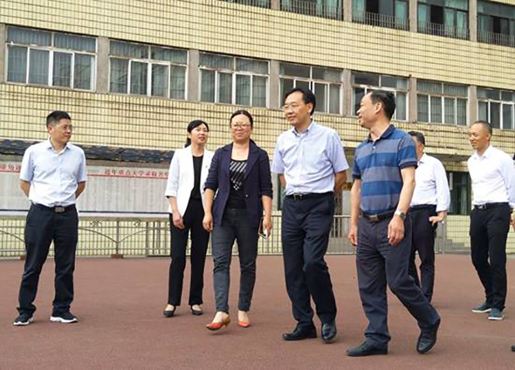 省教育廳張瀾濤副廳長到競力學(xué)校調(diào)研視察工作(圖2) 省教育廳張瀾濤副廳長到競力學(xué)校調(diào)研視察工作(圖2)