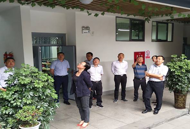 省教育廳張瀾濤副廳長到競力學(xué)校調(diào)研視察工作(圖4) 省教育廳張瀾濤副廳長到競力學(xué)校調(diào)研視察工作(圖4)