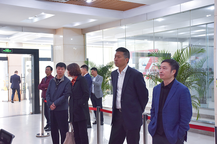 中國銀行四川省分行副行長左焜一行到川威集團連界區(qū)域參觀交流(圖1) 中國銀行四川省分行副行長左焜一行到川威集團連界區(qū)域參觀交流(圖1)