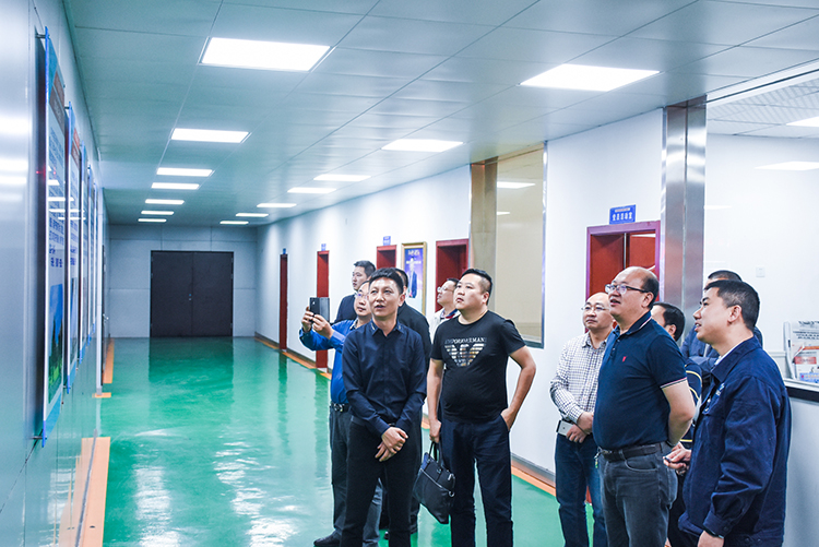 重慶能投集團(tuán)渝新公司到川威集團(tuán)連界區(qū)域參觀交流(圖2) 重慶能投集團(tuán)渝新公司到川威集團(tuán)連界區(qū)域參觀交流(圖2)