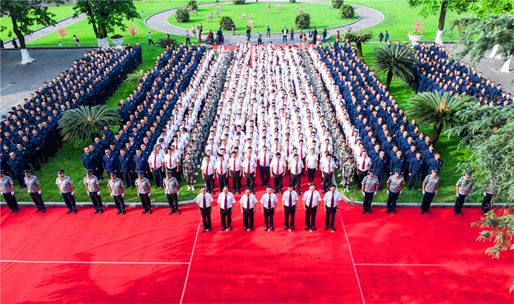 自強(qiáng)不息 追求卓越 創(chuàng)造奇跡 ——集團(tuán)公司隆重舉行慶祝成立二十一周年升旗儀(圖1) 自強(qiáng)不息 追求卓越 創(chuàng)造奇跡 ——集團(tuán)公司隆重舉行慶祝成立二十一周年升旗儀(圖1)