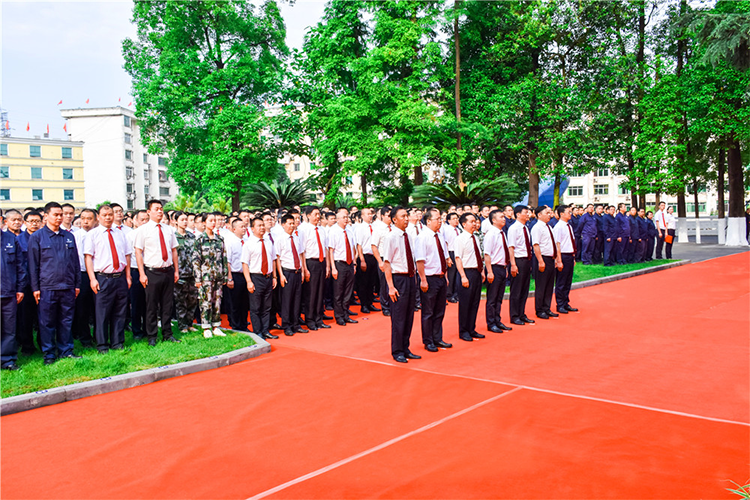 自強(qiáng)不息 追求卓越 創(chuàng)造奇跡 ——集團(tuán)公司隆重舉行慶祝成立二十一周年升旗儀(圖2) 自強(qiáng)不息 追求卓越 創(chuàng)造奇跡 ——集團(tuán)公司隆重舉行慶祝成立二十一周年升旗儀(圖2)