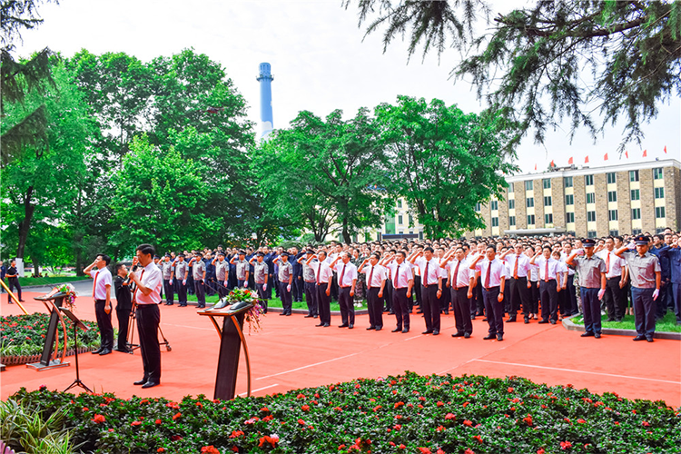 自強(qiáng)不息 追求卓越 創(chuàng)造奇跡 ——集團(tuán)公司隆重舉行慶祝成立二十一周年升旗儀(圖8) 自強(qiáng)不息 追求卓越 創(chuàng)造奇跡 ——集團(tuán)公司隆重舉行慶祝成立二十一周年升旗儀(圖8)