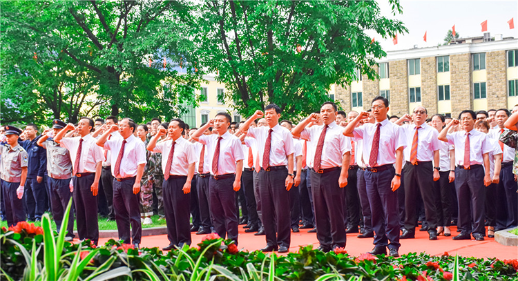 自強(qiáng)不息 追求卓越 創(chuàng)造奇跡 ——集團(tuán)公司隆重舉行慶祝成立二十一周年升旗儀(圖9) 自強(qiáng)不息 追求卓越 創(chuàng)造奇跡 ——集團(tuán)公司隆重舉行慶祝成立二十一周年升旗儀(圖9)