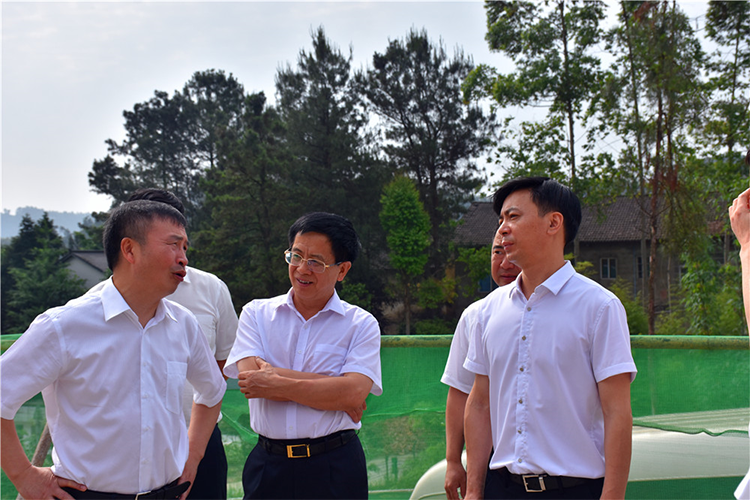 自強(qiáng)不息 追求卓越 創(chuàng)造奇跡 ——集團(tuán)公司隆重舉行慶祝成立二十一周年升旗儀(圖12) 自強(qiáng)不息 追求卓越 創(chuàng)造奇跡 ——集團(tuán)公司隆重舉行慶祝成立二十一周年升旗儀(圖12)