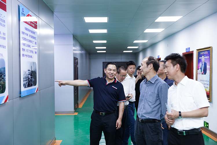 省人大常委會(huì)鄭樹全一行蒞臨川威連界基地參觀考察(圖3) 省人大常委會(huì)鄭樹全一行蒞臨川威連界基地參觀考察(圖3)