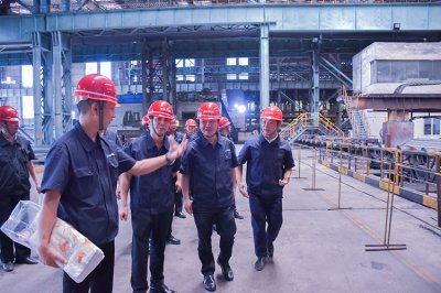 王勁董事長(zhǎng)蒞臨釩鈦科技生產(chǎn)一線送清涼