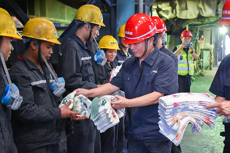 王勁董事長蒞臨釩鈦科技生產(chǎn)一線送清涼(圖2) 王勁董事長蒞臨釩鈦科技生產(chǎn)一線送清涼(圖2)
