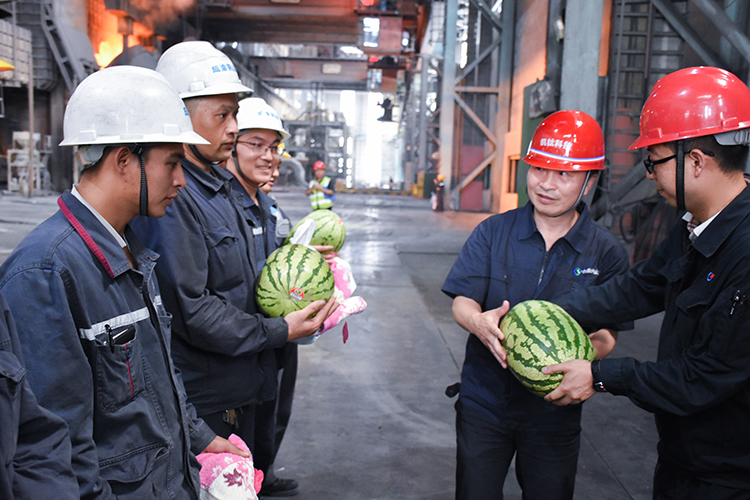 王勁董事長蒞臨釩鈦科技生產(chǎn)一線送清涼(圖3) 王勁董事長蒞臨釩鈦科技生產(chǎn)一線送清涼(圖3)