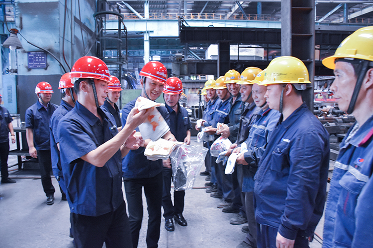 王勁董事長蒞臨釩鈦科技生產(chǎn)一線送清涼(圖4) 王勁董事長蒞臨釩鈦科技生產(chǎn)一線送清涼(圖4)