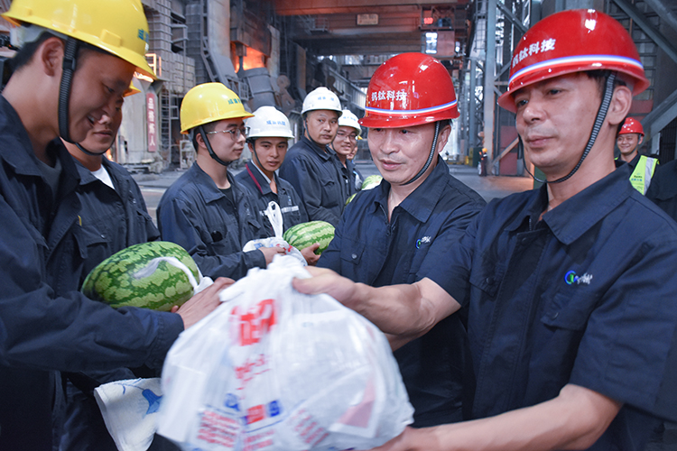 王勁董事長蒞臨釩鈦科技生產(chǎn)一線送清涼(圖5) 王勁董事長蒞臨釩鈦科技生產(chǎn)一線送清涼(圖5)
