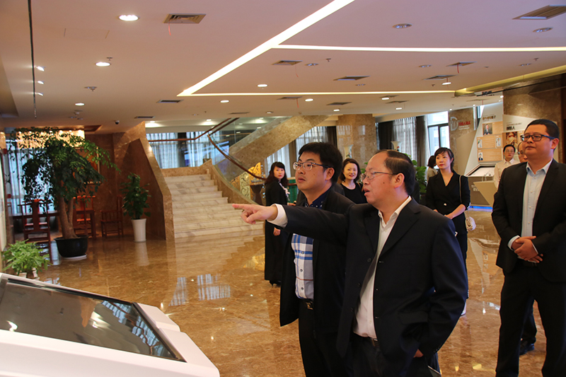 江川區(qū)區(qū)委副書記、代理區(qū)長常成蒞臨川威集團(tuán)考察交流(圖3)