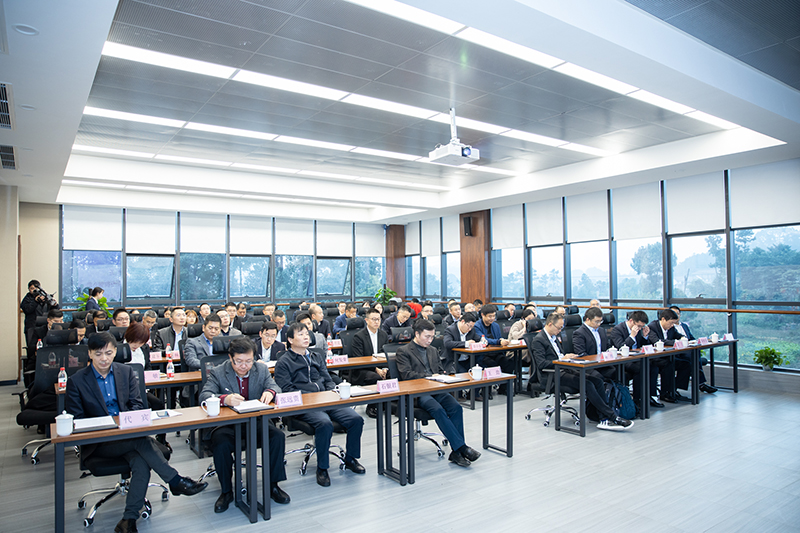 川威集團(tuán)舉行“新經(jīng)濟(jì)、新服務(wù)、新發(fā)展”講座(圖4)