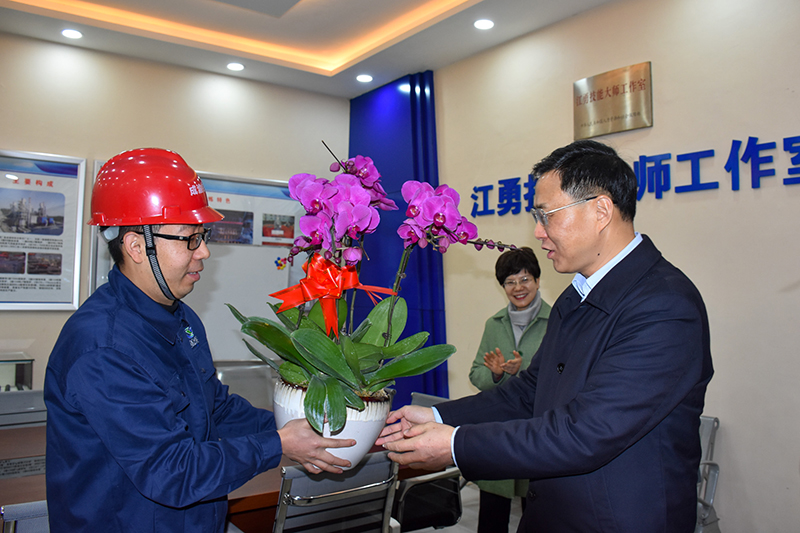 內(nèi)江市委副書記余先河一行到川威集團(tuán)慰問技能大師(圖2) 內(nèi)江市委副書記余先河一行到川威集團(tuán)慰問技能大師(圖2)