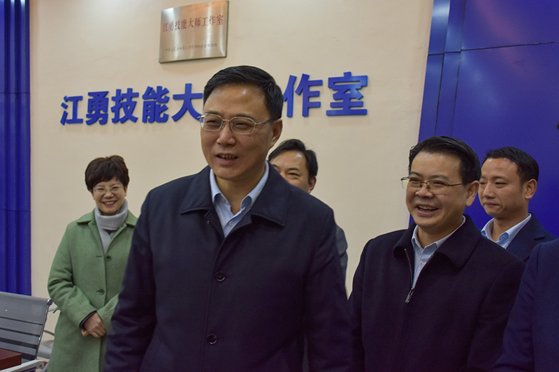 內(nèi)江市委副書記余先河一行到川威集團(tuán)慰問技能大師(圖3) 內(nèi)江市委副書記余先河一行到川威集團(tuán)慰問技能大師(圖3)