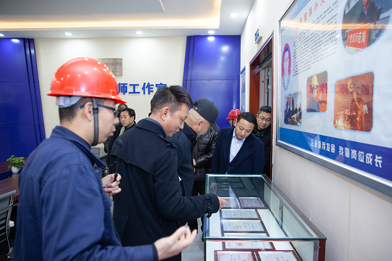 省市場(chǎng)監(jiān)管局領(lǐng)導(dǎo)一行蒞臨川威集團(tuán)考察調(diào)研(圖3) 省市場(chǎng)監(jiān)管局領(lǐng)導(dǎo)一行蒞臨川威集團(tuán)考察調(diào)研(圖3)