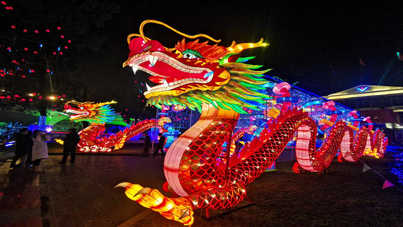 王勁董事長大年三十晚親臨燈會現(xiàn)場送祝福(圖1) 王勁董事長大年三十晚親臨燈會現(xiàn)場送祝福(圖1)