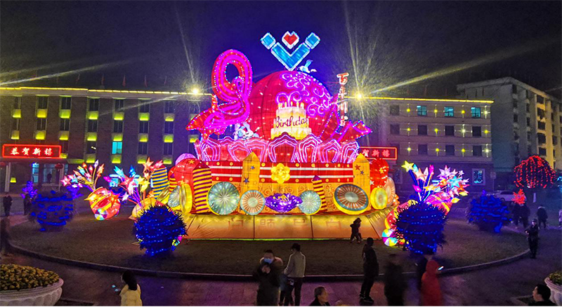 王勁董事長大年三十晚親臨燈會現(xiàn)場送祝福(圖2) 王勁董事長大年三十晚親臨燈會現(xiàn)場送祝福(圖2)