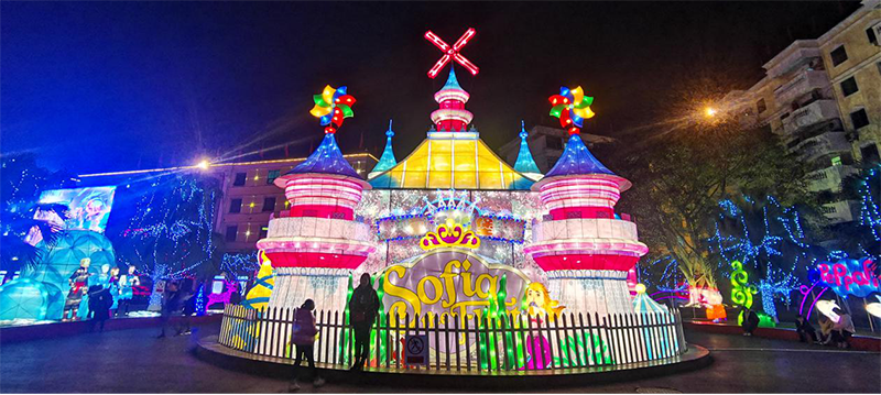 王勁董事長大年三十晚親臨燈會現(xiàn)場送祝福(圖3) 王勁董事長大年三十晚親臨燈會現(xiàn)場送祝福(圖3)