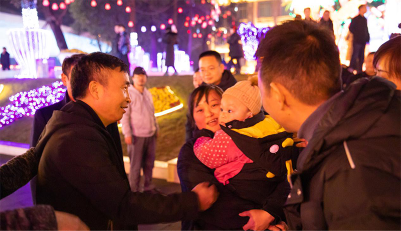 王勁董事長大年三十晚親臨燈會現(xiàn)場送祝福(圖6) 王勁董事長大年三十晚親臨燈會現(xiàn)場送祝福(圖6)
