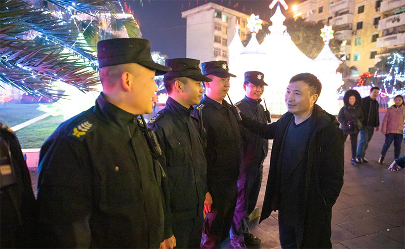 王勁董事長大年三十晚親臨燈會現(xiàn)場送祝福(圖7) 王勁董事長大年三十晚親臨燈會現(xiàn)場送祝福(圖7)