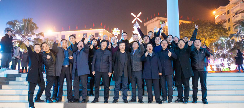 王勁董事長大年三十晚親臨燈會現(xiàn)場送祝福(圖8) 王勁董事長大年三十晚親臨燈會現(xiàn)場送祝福(圖8)