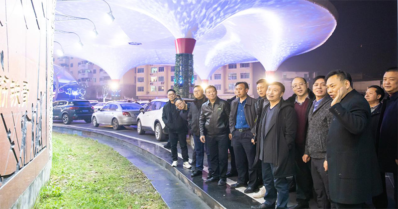 王勁董事長大年三十晚親臨燈會現(xiàn)場送祝福(圖9) 王勁董事長大年三十晚親臨燈會現(xiàn)場送祝福(圖9)