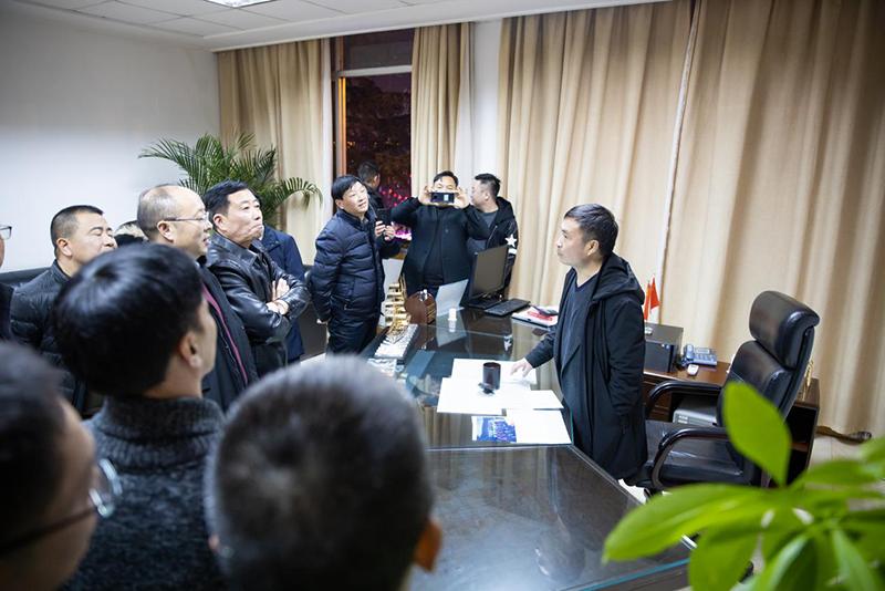 王勁董事長大年三十晚親臨燈會現(xiàn)場送祝福(圖10) 王勁董事長大年三十晚親臨燈會現(xiàn)場送祝福(圖10)