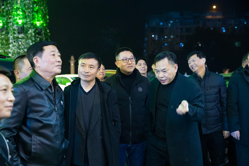 王勁董事長大年三十晚親臨燈會現(xiàn)場送祝福(圖12) 王勁董事長大年三十晚親臨燈會現(xiàn)場送祝福(圖12)