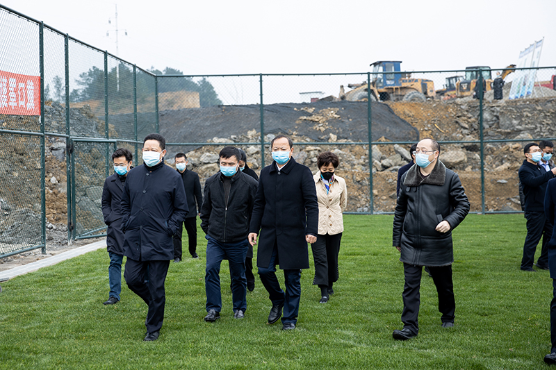 副省長楊興平調(diào)研川威集團連界足球競訓基地并指導防疫工作(圖3) 副省長楊興平調(diào)研川威集團連界足球競訓基地并指導防疫工作(圖3)