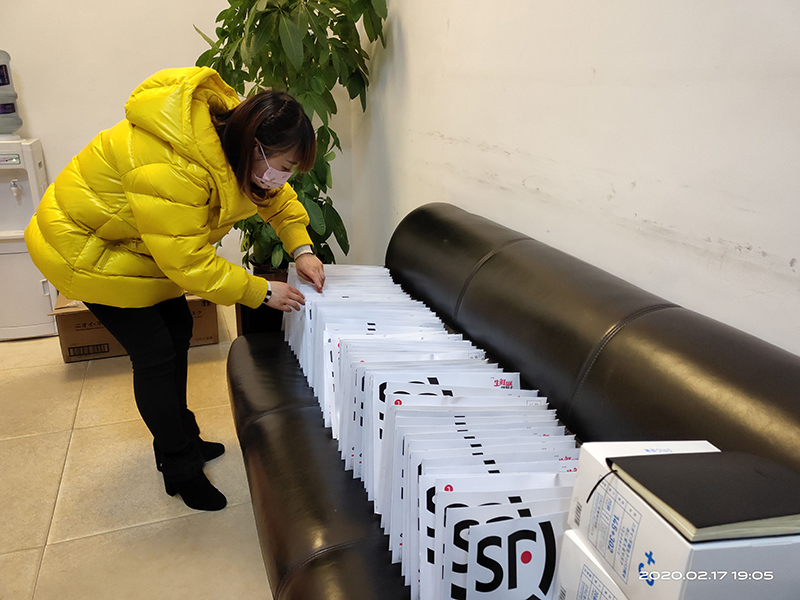 聲聲關(guān)懷暖人心 集團(tuán)心意顯關(guān)心——集團(tuán)公司給暫時(shí)不能返崗員工郵寄口罩(圖1) 聲聲關(guān)懷暖人心 集團(tuán)心意顯關(guān)心——集團(tuán)公司給暫時(shí)不能返崗員工郵寄口罩(圖1)