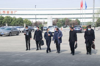 省經(jīng)信廳冶金建材處處長覃有軍蒞臨川威集團(tuán)成都龍泉生產(chǎn)制造基地考察調(diào)研