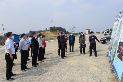 內(nèi)江市人大常委會副主任秦金保一行調(diào)研連界足球競訓(xùn)基地