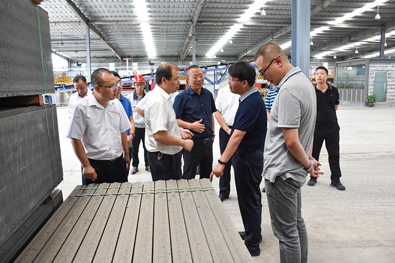經(jīng)濟(jì)和信息化廳技改處處長孫仁偉一行到川威連界基地調(diào)研(圖4)