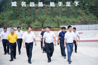 四川省旅游投資集團領(lǐng)導(dǎo)蒞臨川威集團考察國家南方·連界足球競訓(xùn)基地