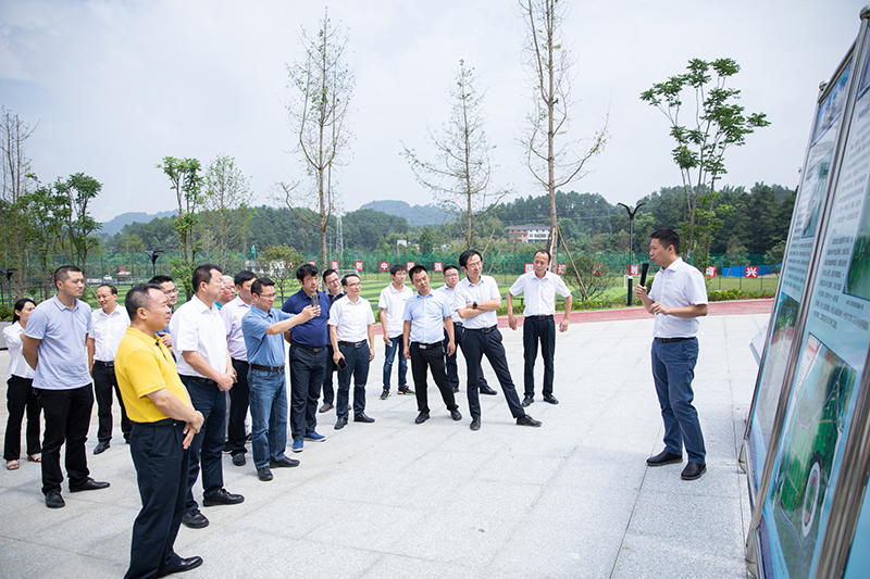 四川省旅游投資集團(tuán)領(lǐng)導(dǎo)蒞臨川威集團(tuán)考察國(guó)家南方·連界足球競(jìng)訓(xùn)基地(圖2) 四川省旅游投資集團(tuán)領(lǐng)導(dǎo)蒞臨川威集團(tuán)考察國(guó)家南方·連界足球競(jìng)訓(xùn)基地(圖2)