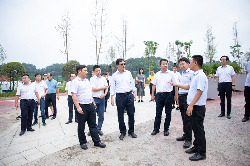 四川省旅游投資集團(tuán)領(lǐng)導(dǎo)蒞臨川威集團(tuán)考察國(guó)家南方·連界足球競(jìng)訓(xùn)基地(圖3) 四川省旅游投資集團(tuán)領(lǐng)導(dǎo)蒞臨川威集團(tuán)考察國(guó)家南方·連界足球競(jìng)訓(xùn)基地(圖3)