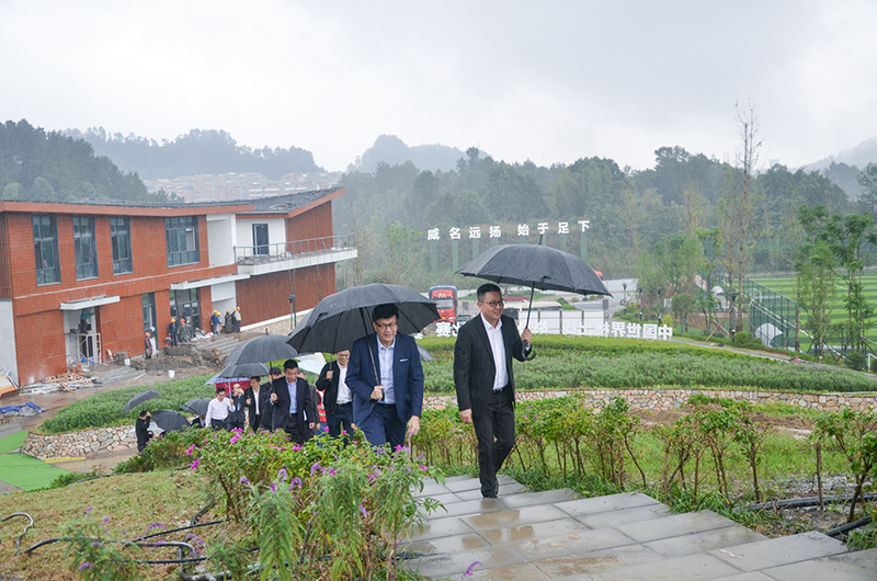 香港有利集團(tuán)來川威集團(tuán)考察交流簽約(圖3) 香港有利集團(tuán)來川威集團(tuán)考察交流簽約(圖3)