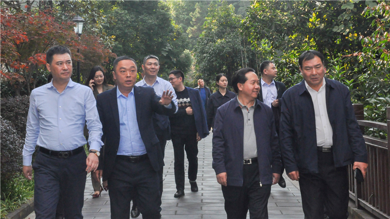 中鐵物資董事長王輝一行到川威連界基地調(diào)研(圖3) 中鐵物資董事長王輝一行到川威連界基地調(diào)研(圖3)