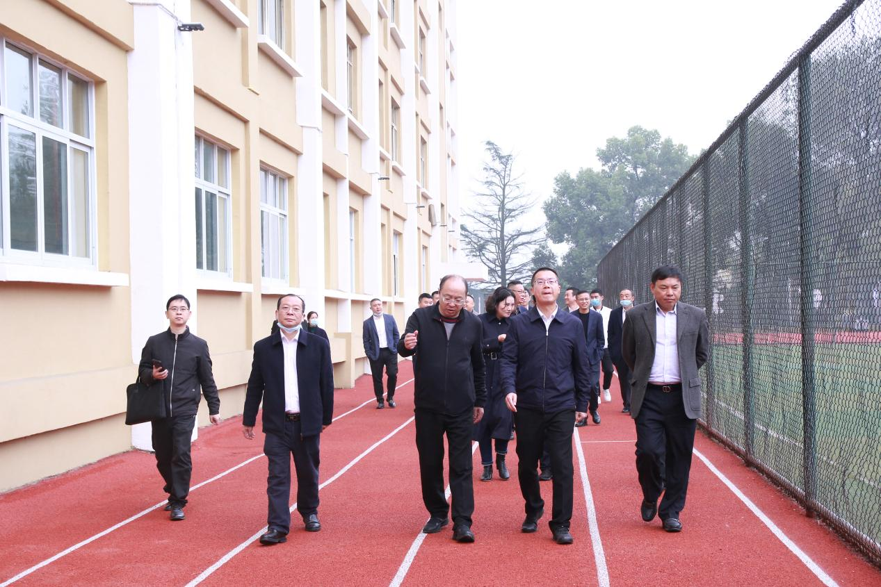 威遠(yuǎn)縣縣委書(shū)記蘭徐一行到博駿雙語(yǔ)學(xué)校調(diào)研(圖1) 威遠(yuǎn)縣縣委書(shū)記蘭徐一行到博駿雙語(yǔ)學(xué)校調(diào)研(圖1)