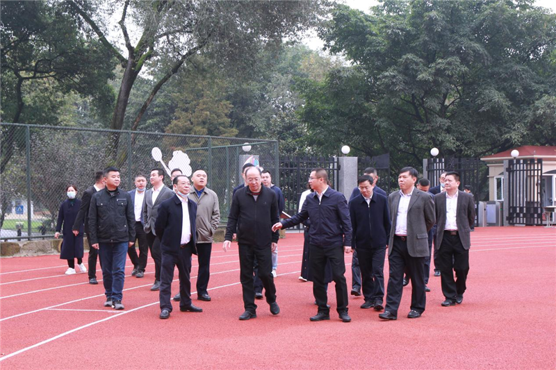 威遠(yuǎn)縣縣委書(shū)記蘭徐一行到博駿雙語(yǔ)學(xué)校調(diào)研(圖2) 威遠(yuǎn)縣縣委書(shū)記蘭徐一行到博駿雙語(yǔ)學(xué)校調(diào)研(圖2)