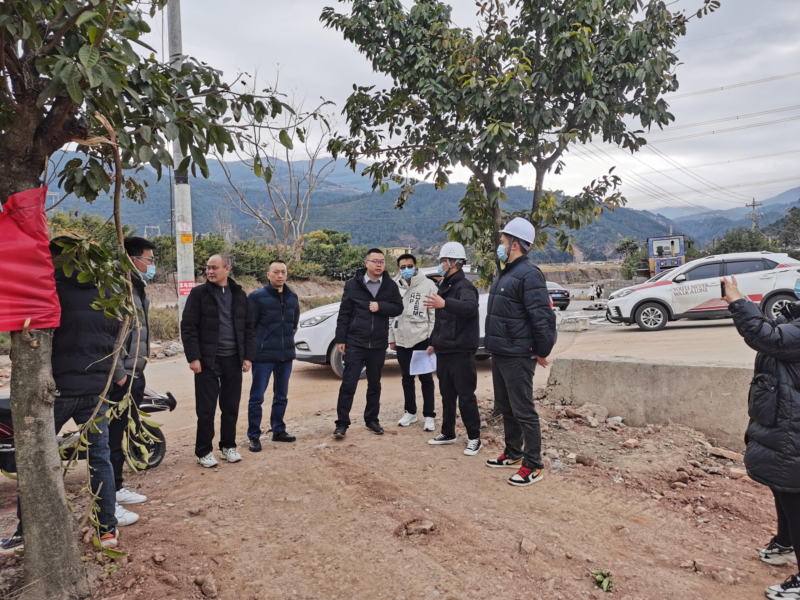 加倍鼓舞 眾志成城戰(zhàn)新春 ——西昌市副市長慰問春節(jié)期奮戰(zhàn)在海南鄉(xiāng)村振興二期項目參戰(zhàn)人員(圖1) 加倍鼓舞 眾志成城戰(zhàn)新春 ——西昌市副市長慰問春節(jié)期奮戰(zhàn)在海南鄉(xiāng)村振興二期項目參戰(zhàn)人員(圖1)