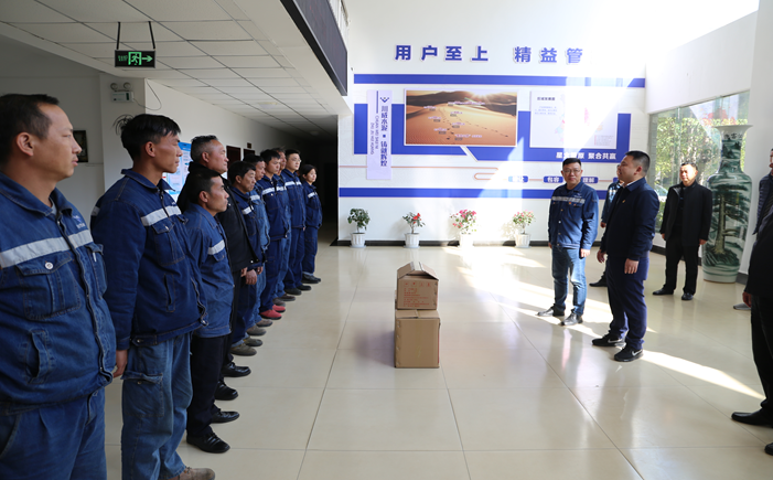 米易縣縣長代坤宏一行蒞臨星船城瑞達公司開展新春送溫暖慰問困難職工活動(圖2) 米易縣縣長代坤宏一行蒞臨星船城瑞達公司開展新春送溫暖慰問困難職工活動(圖2)